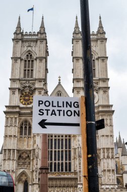 Londra, UK- 3 Mayıs 2022: Londra 'daki Westminster Manastırı' nın dışında bir oy kullanma merkezi tabelası