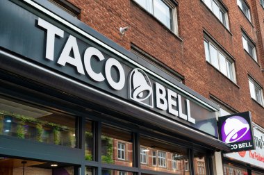 Londra, UK- 3 Mayıs 2022 Londra Taco Bell tabelası