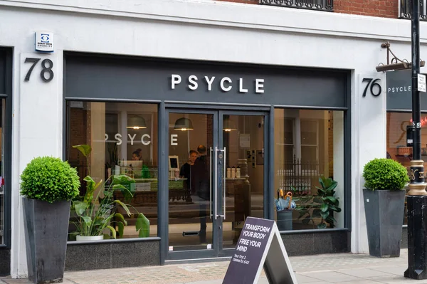 Londra, UK- 4 Mayıs 2022: Londra Psikolojik Spor Salonu