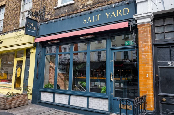Londra, UK- 3 Mayıs 2022: Londra 'daki Salt Yard Tapas Bar