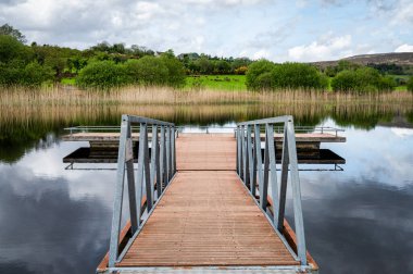 Donegal İrlanda 'da bir gölün rıhtımında