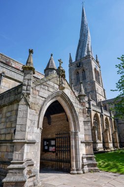 Chesterfield, UK- 14 Mayıs 2022: St. May and All Saints Kilisesi Chesterfield İngiltere 'de çarpık kuleli