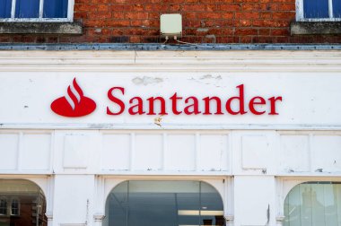 Chesterfield, UK- 14 Mayıs 2022: Chesterfield İngiltere Santander Bankası