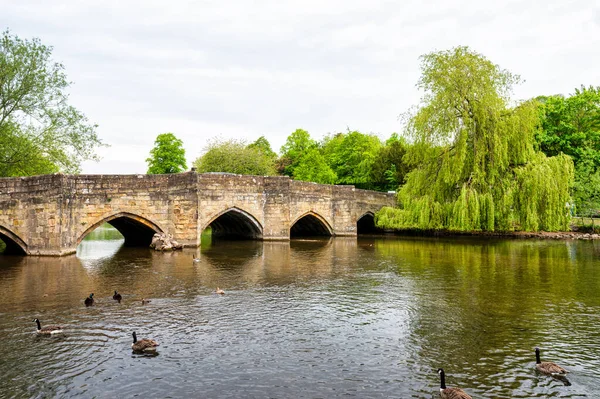 Wye Nehri Üzerindeki Bakewell Deki Eski Taş Köprü — Stok fotoğraf