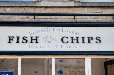 Bakewell, UK- 15 Mayıs 2022: Bakewell 'deki Geleneksel Balık ve Cips Restoranı.