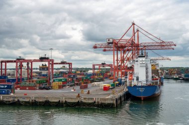 Dublin, Ireland- 7 Temmuz 2022 Dublin limanında bir konteyner gemisi boşaltılıyor.