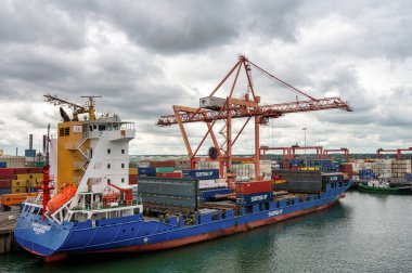 Dublin, Ireland- 7 Temmuz 2022 Dublin limanında bir konteyner gemisi boşaltılıyor.