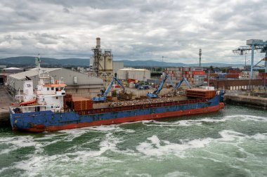 Dublin, Ireland- 7 Temmuz 2022 Dublin Limanı 'ndaki bir gemiye hurda metal yükleniyor.