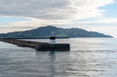 Holyhead, Galler 'deki limanın sonundaki deniz feneri dalgakıranı.