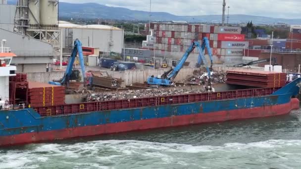 Dublin Ierland Juli 2022 Schroot Metaal Wordt Geladen Een Schip — Stockvideo