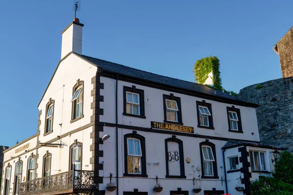 Caernarfon July 2022 Anglesey Pub Out Side Medieval Wall Caernafon — Stock Photo, Image