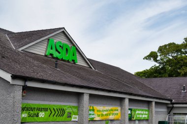 Caernarfon, UK- 11 Temmuz 2022: Caernarfon, Kuzey Galler 'deki Asda süpermarketi.