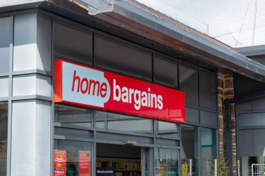 Caernarfon, UK- 11 Temmuz 2022: Kuzey Galler, Caernarfon 'da Ev Pazarlığı Mağazası.