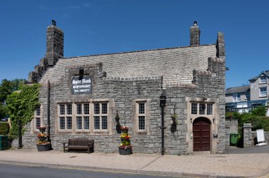 Criccieth, UK- 13 Temmuz 2022: Kuzey Galler 'deki Criccieth köyünde ana caddede Sipce Bank restoranı