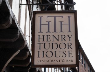 Shrewsbury, UK- 14 Temmuz 2022: Shrewsbury, İngiltere 'deki Henry Tudor House Restoran ve Bar tabelası.