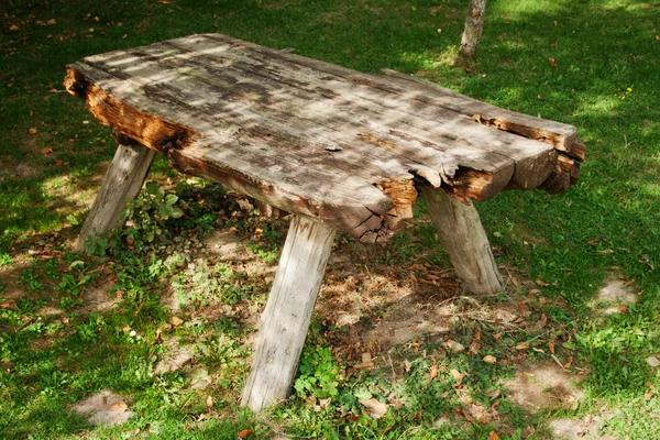 Oude picknicktafel in de tuin — Stockfoto