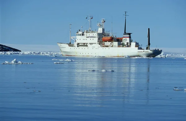 Παγοθραυστικό Multanovskiy Στην Πολική Θάλασσα Spitsbergen Svalbard Arctic Norway — Φωτογραφία Αρχείου