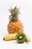 ananász, banán és kivi gyümölcs