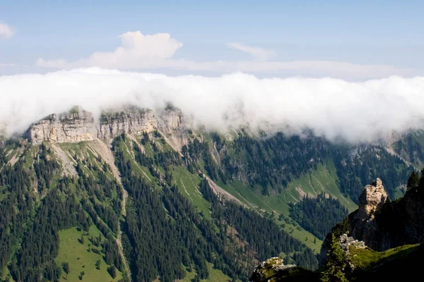 Felhők Haladnak Hegygerincen Kilátás Niederhorn Bernese Oberland Svájc — Stock Fotó