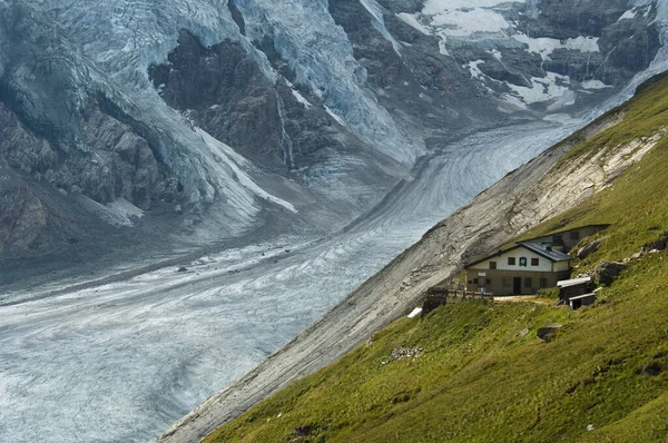 Ορεινό Καταφύγιο Hofmannshuette Μπροστά Από Τον Παγετώνα Pasterze Εθνικό Πάρκο — Φωτογραφία Αρχείου