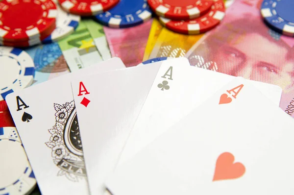 Gokken Pokercards Met Geld Chips — Stockfoto