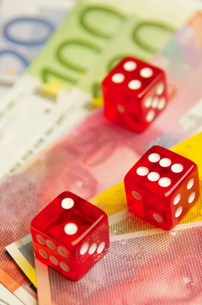 Gokken Dobbelstenen Met Geld — Stockfoto