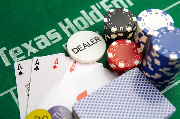 Texas Hold Poker Dealer Con Carte Fiches — Foto Stock