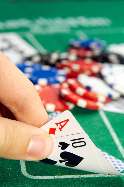Een Pokerspeler Kijkt Naar Zijn Kaarten — Stockfoto