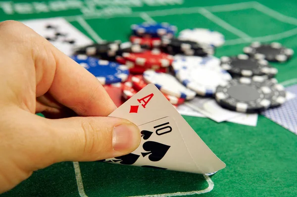 Een Pokerspeler Kijkt Naar Zijn Kaarten — Stockfoto