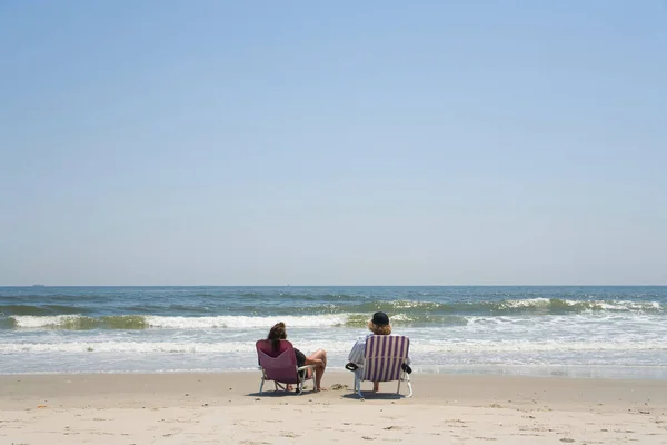 Couple Sitting Canvas Chairs Beach — Stock Photo, Image