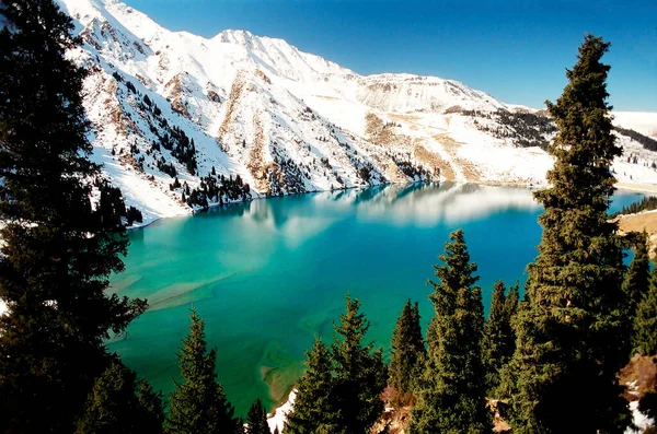 Lago Big Almaty Encuentra Las Montañas Zailijskiy Ala Tau Una —  Fotos de Stock
