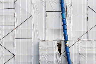 bina modernizasyonu, plastik drenaj borusuyla kaplı ev cephesi, Almanya
