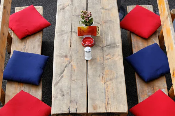 Αγροτικό Ξύλινο Τραπέζι Και Παγκάκια Πολύχρωμα Μαξιλάρια Καθίσματος Βεράντα Υπαίθριου — Φωτογραφία Αρχείου