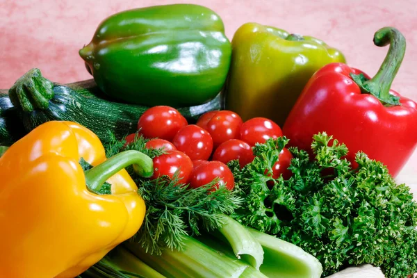 Placa Vegetal Con Pimiento Tomates Calabacín Perejil Chive Eneldo Apio — Foto de Stock