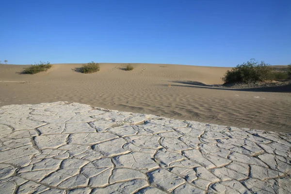 Pęknięcia Wydmy Pobliżu Stovepipe Wells Park Narodowy Doliny Śmierci Kalifornia — Zdjęcie stockowe