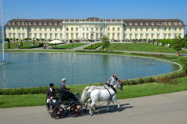 Carruagem Puxada Cavalo Frente Palácio Ludwigsburg Ludwigsburg Baden Wuerttemberg Alemanha — Fotografia de Stock