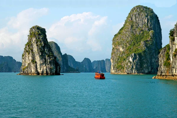 Ilha Monolítica Calcário Halong Bay Património Unesco Vietname — Fotografia de Stock