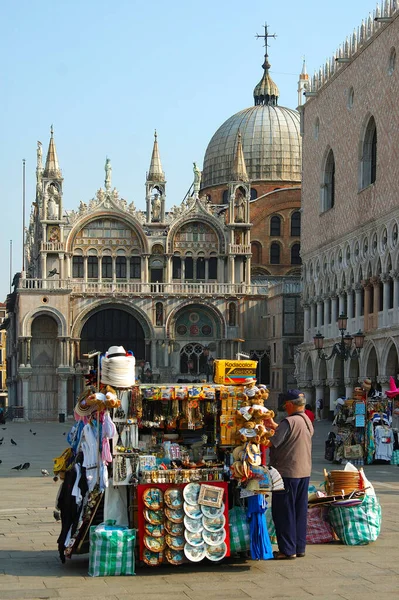 Ajándéktárgyak Standja San Marco Téren Velence Olaszország — Stock Fotó
