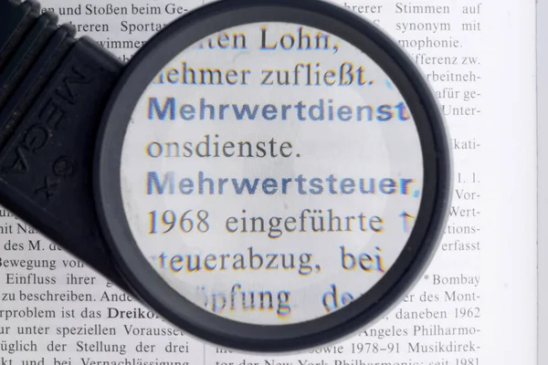 Mehrwertsteuer Deutsches Wort Lupe — Stockfoto