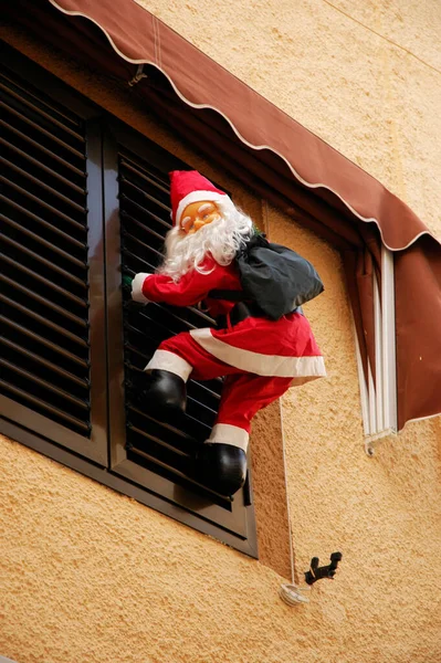 西班牙 科斯塔布兰卡 波洛普 圣诞老人爬上窗户百叶窗 — 图库照片