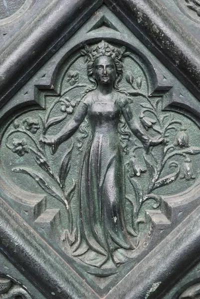 春の象徴として花で飾られた女性 ケルン大聖堂サイドポータルの鉄のタイル Nrw ドイツ — ストック写真