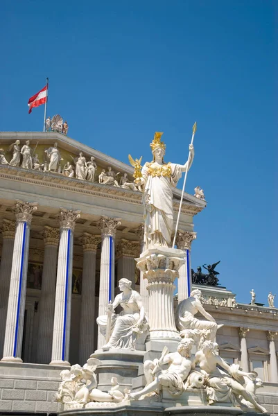 Паллас Атен Перед Зданием Парламента Вена Австрия — стоковое фото
