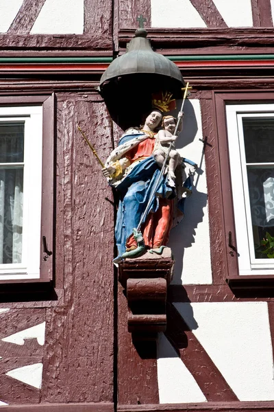 Parte Velha Cidade Casas Madeira Bem Conservadas Com Figura Esculpida — Fotografia de Stock