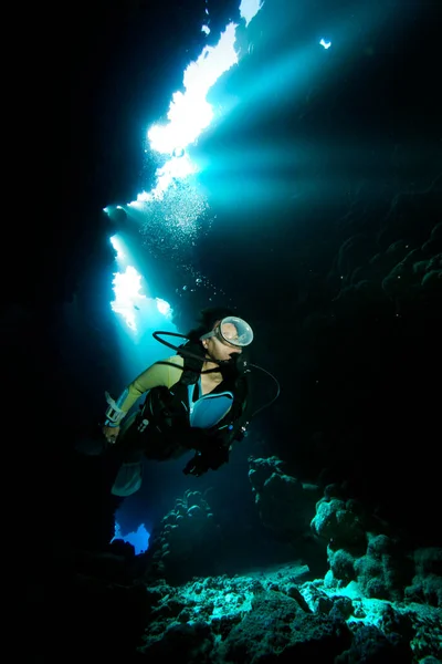 Mergulhador Uma Gruta Mar Vermelho Egito Zabargad — Fotografia de Stock