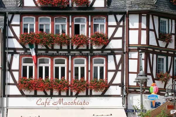 ドイツ ヘッセ市ブツバッハの花と木枠のファサード — ストック写真