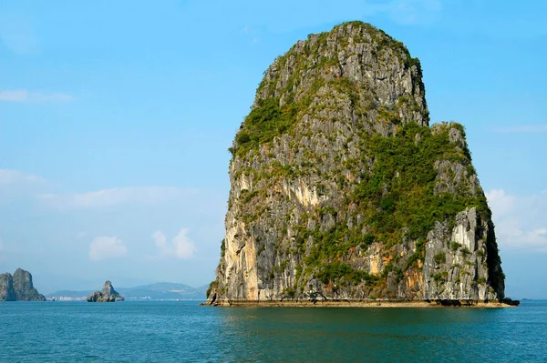 Wapienna Monolityczna Wyspa Halong Bay Wpisana Listę Światowego Dziedzictwa Unesco — Zdjęcie stockowe