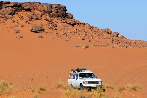 Чотирипривідні Джипи Трудяться Через Піщані Піски Лівії — стокове фото