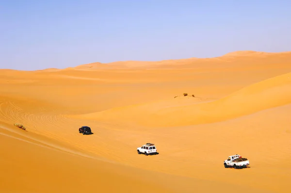 Dört Çeker Jipler Ubari Kum Denizi Libya Sının Kumlarında Emek — Stok fotoğraf