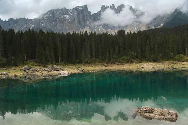 Lago Carezza Fronte Massiccio Del Latemar Dolomiti Dolomiti Alto Adige — Foto Stock