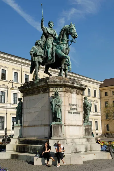 Баварское Министерство Финансов Памятник Королю Людвигу Одеонсплац Мюнхен Бавария Германия — стоковое фото